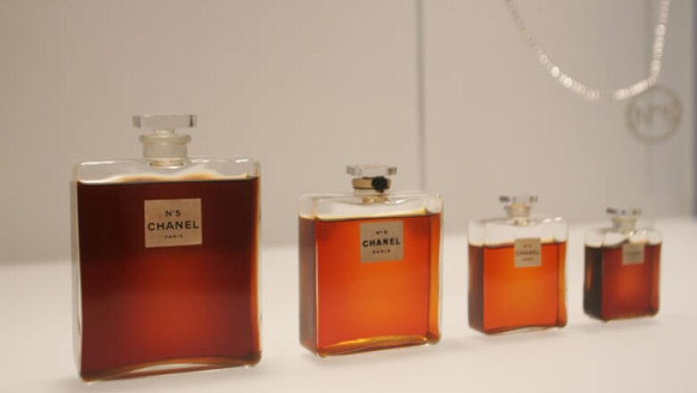 Fotografías, libros y objetos que inspiraron la creación del perfume Chanel N°5 se exhiben en París, Francia.