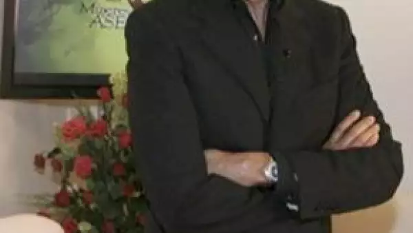 El productor dijo que su lucha contra la pobreza sigue en pie a través de la Fundación En Nuestras Manos, proyecto que pretende construir una escuela en cada estado, en las que se impartirán oficios.