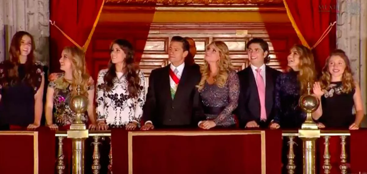 Tanto los hijos de Enrique como de Angélica se unieron a ellos en el balcón de Palacio Nacional para admirar los fuegos artificiales.