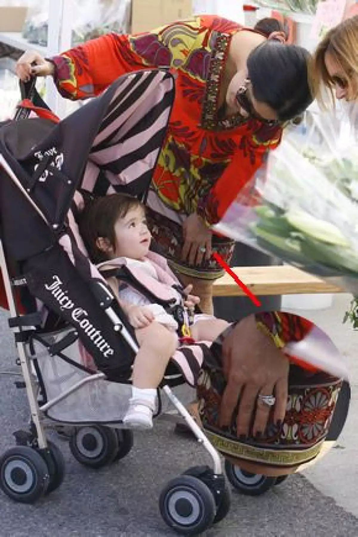 Fue durante su paseo con Valentina Paloma a una feria de animales en Los Ángeles donde pudimos ver su argolla, la cual acompaña por una joya valuada en 200 mil dólares.