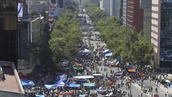 Maestros de la Coordinadora Nacional de Trabajadores de la Educación decidieron realizar un plantón sobre Paseo de la Reforma, luego de que les fuera negado el Zócalo.