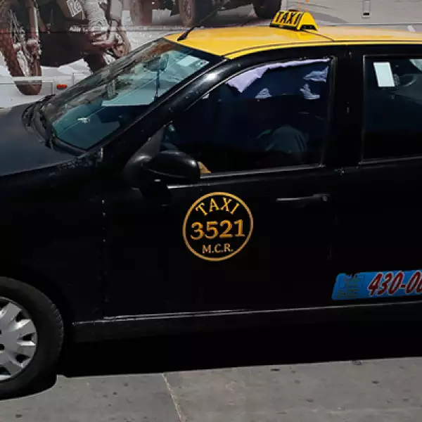 Los bonaerenses tienen entre sus particularidades en cuanto a transporte el color negro con amarillo de sus taxis.