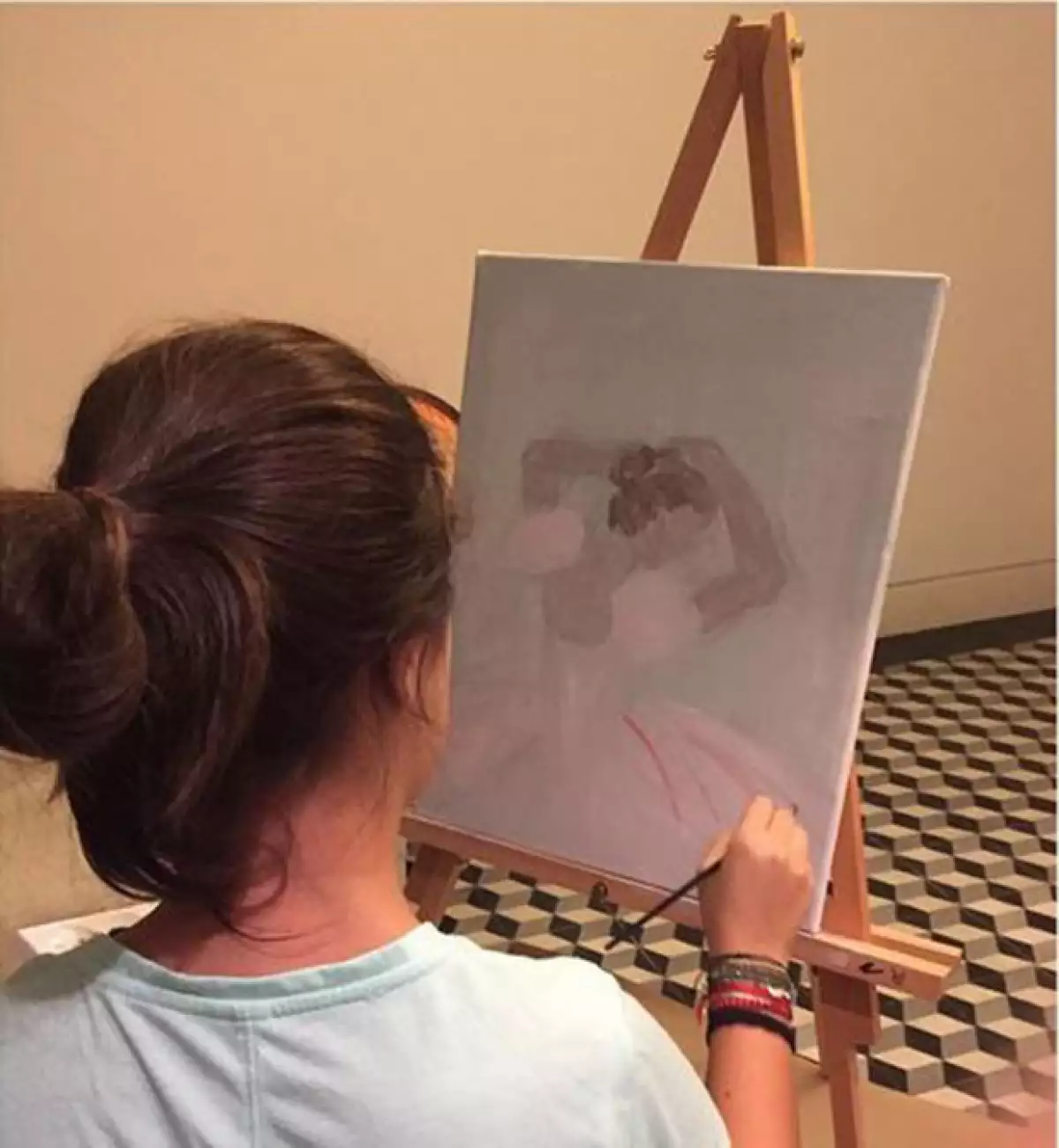 Manuela, quien cumplirá próximamente 15 años, tiene talento para la pintura, habilidad que su mamá presumió orgullosa en Instagram.