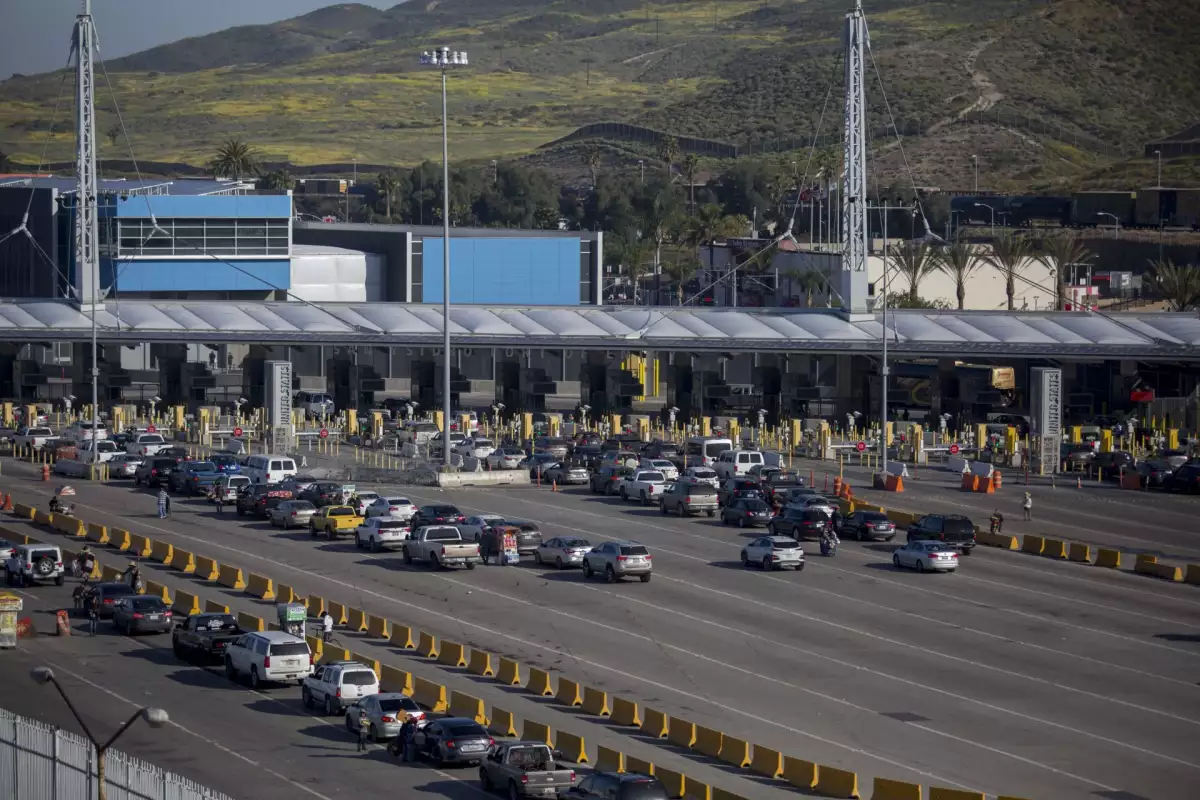 Restringen cruces en la frontera entre Estados Unidlos y México