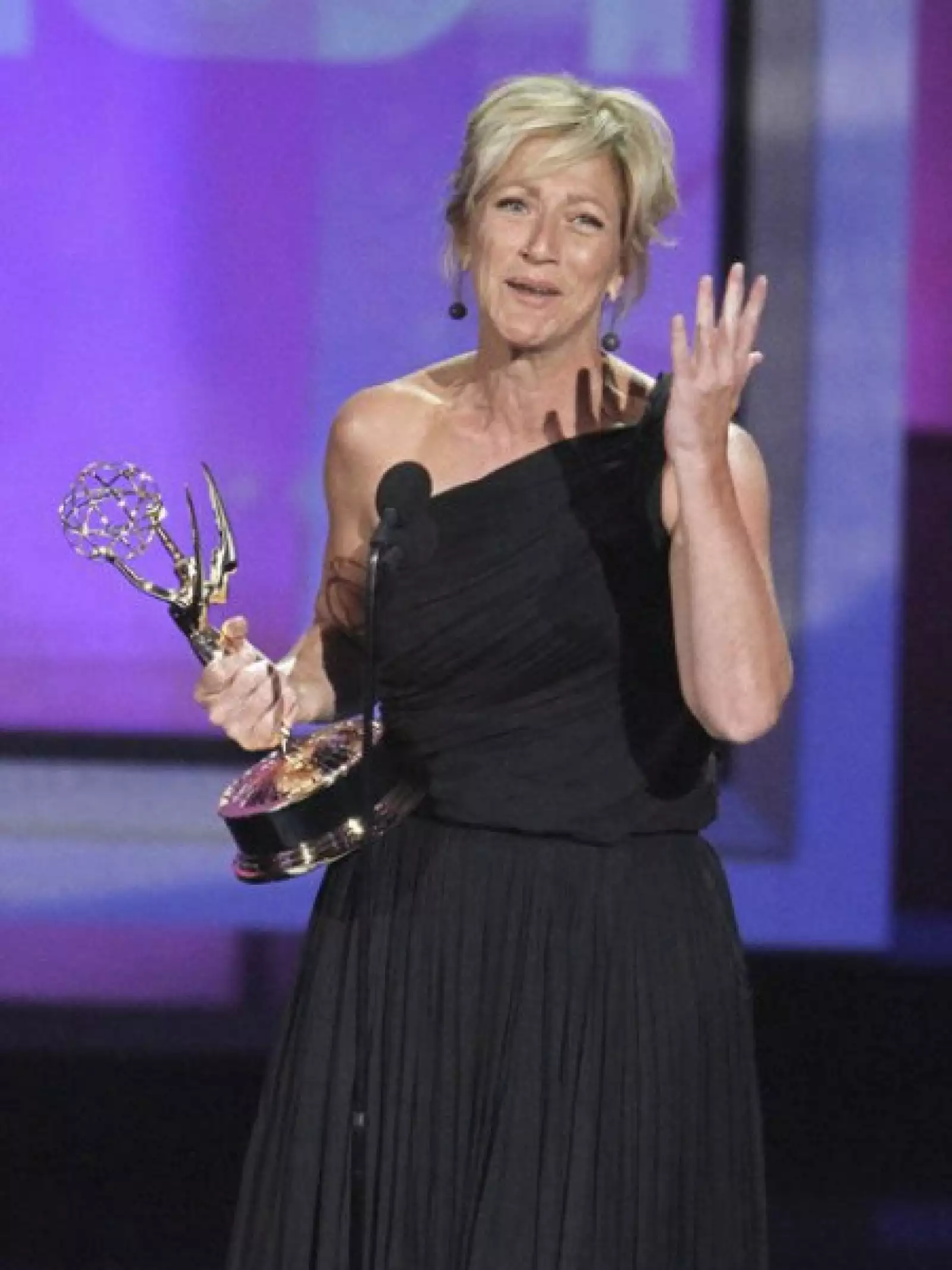 Edie Falco al borde del llanto cuando recibió el premio como Mejor Actriz n serie de comedia por Nurse Jackie.