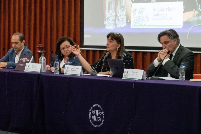Carlos Marín Beristaín, Claudia Paz y Paz, Ángela María Buitrago y Francisco Cox Vial, durante la presentación del tercer informe del GIEI sobre el caso Ayotzinapa.