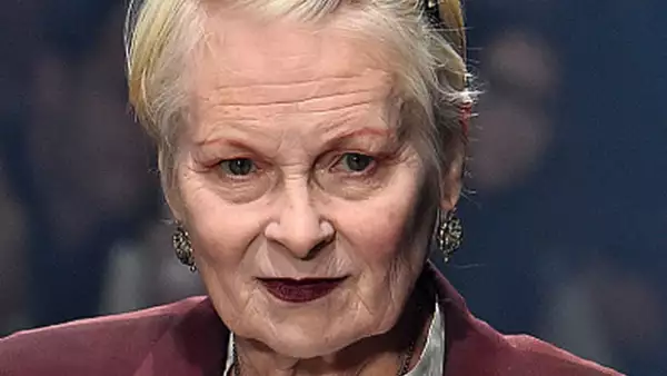 Cuando tienes una carrera como modelo siempre hay riesgo de complicaciones de vestuario, pero las modelos de Vivienne Westwood pueden estar tranquilas,pues ella siempre irá a su rescate.
