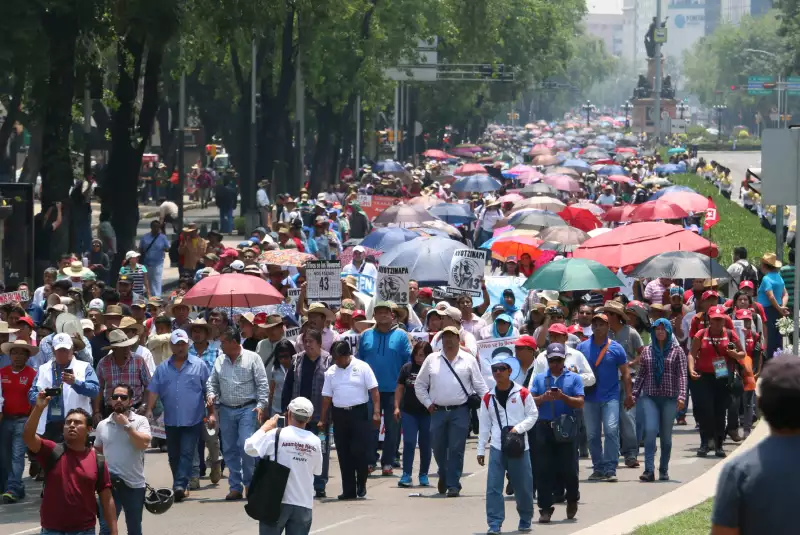 Integrantes de la CNTE marchan de Bucareli a Los Pinos para exigir que se modifique la nueva ley en materia de educación.