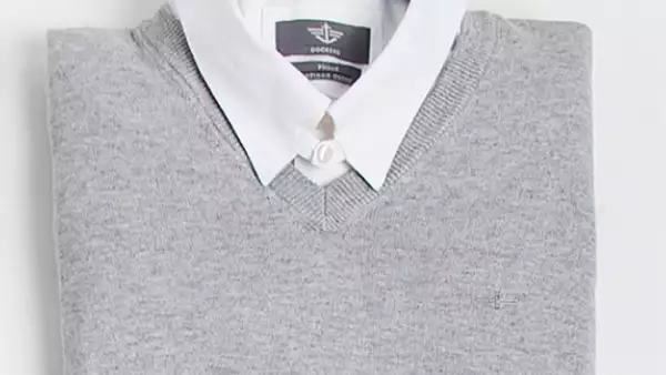 Los suétres de tejidos naturales, como la lana y el cachemire, en cuello V combinan con camisas y polo.