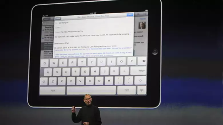 El iPad cuenta con pantalla táctil de 9.7 pulgadas, batería con duración de hasta 10 horas, bluetooth, conexión Wi-Fi y 3G, memoria de 16 o 32 gb y procesador Apple A4 de 1Ghz.