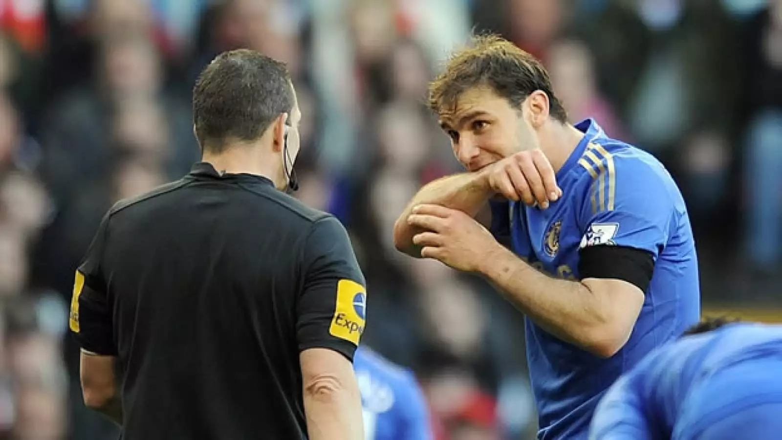 Luis Suarez muerde a Branislav Ivanovic