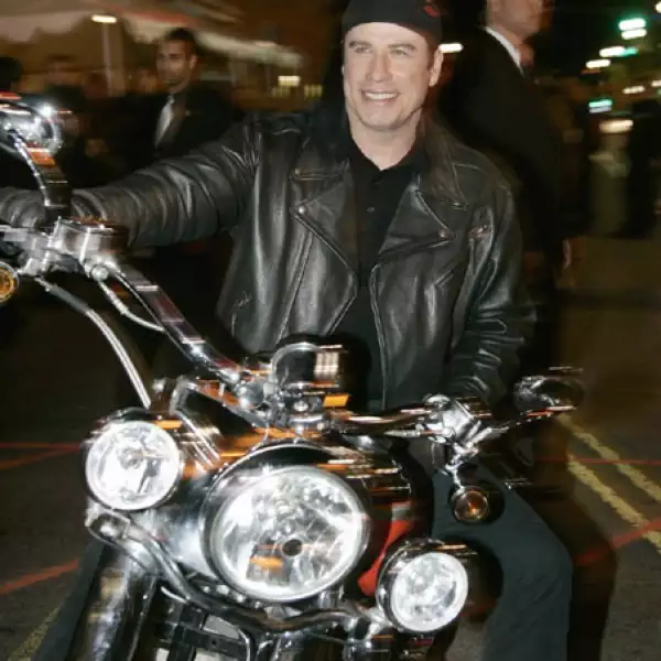 En esta imagen con su motocicleta, John Travolta nos recuerda a su papel de chico rebelde en la película `Grease´.