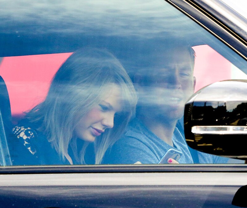 Taylor parecía estar viendo algo gracioso en su teléfono que quiso compartir con su novio.