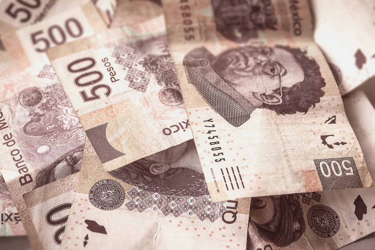 El dólar en ventanillas bancarias cotiza en 17.55 pesos a la venta.