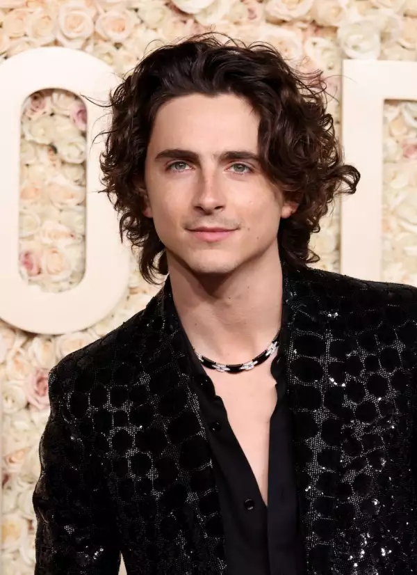Timothée Chalamet en los Globos de Oro 2024