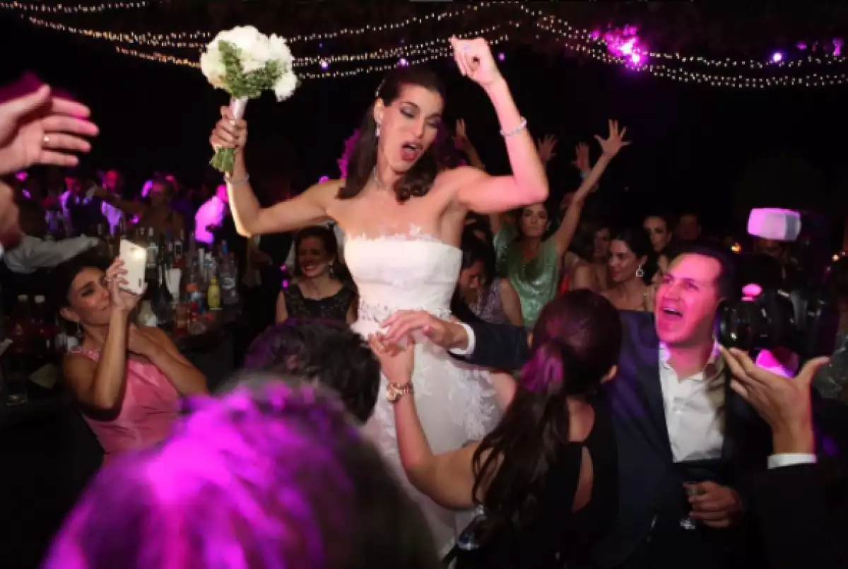 LLegó el momento para la novia de aventar el ramo.