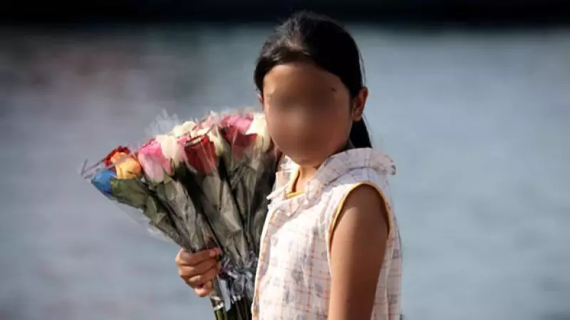 Niña vende flores en la calle