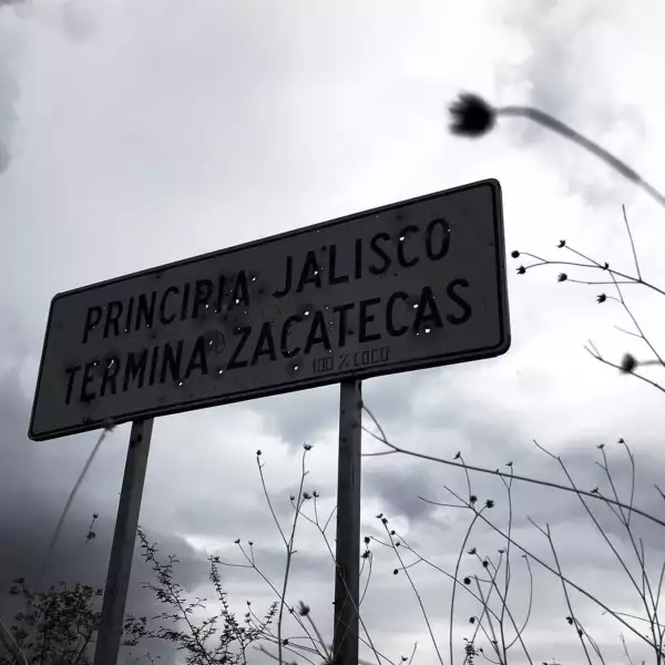 Letrero baleado en los límites entre Jalisco y Zacatecas. La madrugada de ayer dos grupos antagonistas se enfrentaron por el control de la zona de la sierra de Valparaíso, Zacatecas.