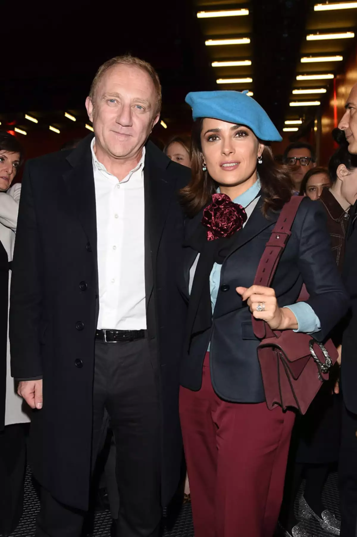 La actriz continúa pagando sus cuentas a pesar de estar casada con François-Henri Pinault, uno de los hombres más ricos de Francia.