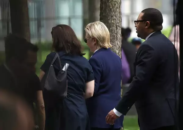 Un reportero de Fox News informó que la candidata a la presidencia de EU se había desmayado mientras abandonaba el homenaje, pero hasta ahora esto no ha sido confirmado.