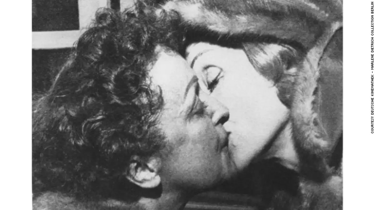 Marlene Dietrich besando a Edith Piaf