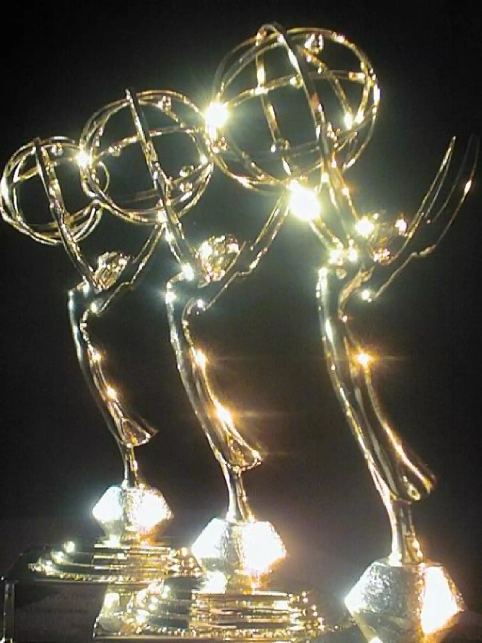 La estatuilla, que representa a una mujer, la diseñó el ingeniero Louis McManus, cuyo modelo fue su propia esposa.