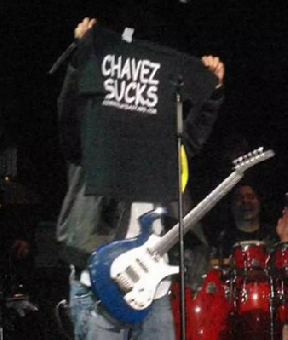 Sanz levantó a lo alto la playera.