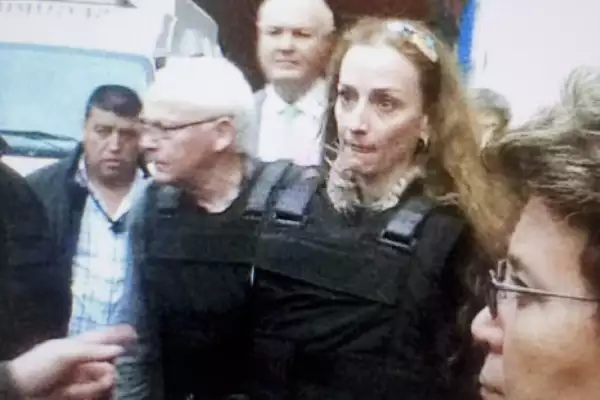 MÉXICO, D.F., 23ENERO2013.- Florence Cassez, es escoltada por su padre y elementos del Instituto Nacional de Migración momentos antes de su liberación del penal de Tepepan.
FOTO: ESPECIAL / CUARTOSCURO.COM