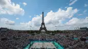 Foto de la cancha de voleibol de playa frente a la Torre Eiffel en París.