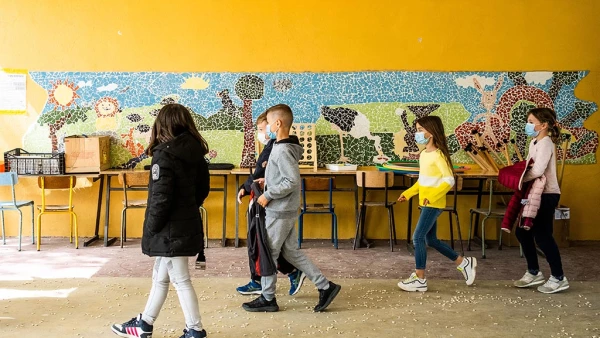 Luego de tres semanas de cierre por la pandemia, los centros de preescolar y primaria reabrieron este lunes en Francia, pero deberán mantener un estricto protocolo sanitario que conlleva la suspensión de una clase si se detecta un caso de COVID-19.