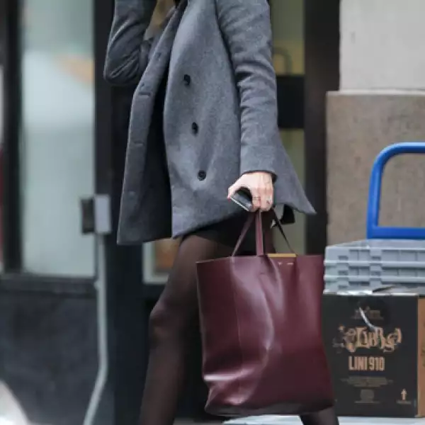 La combinación de shorts con medias te darán un estilo urbano con un aire chic. Aquí Miranda Kerr.