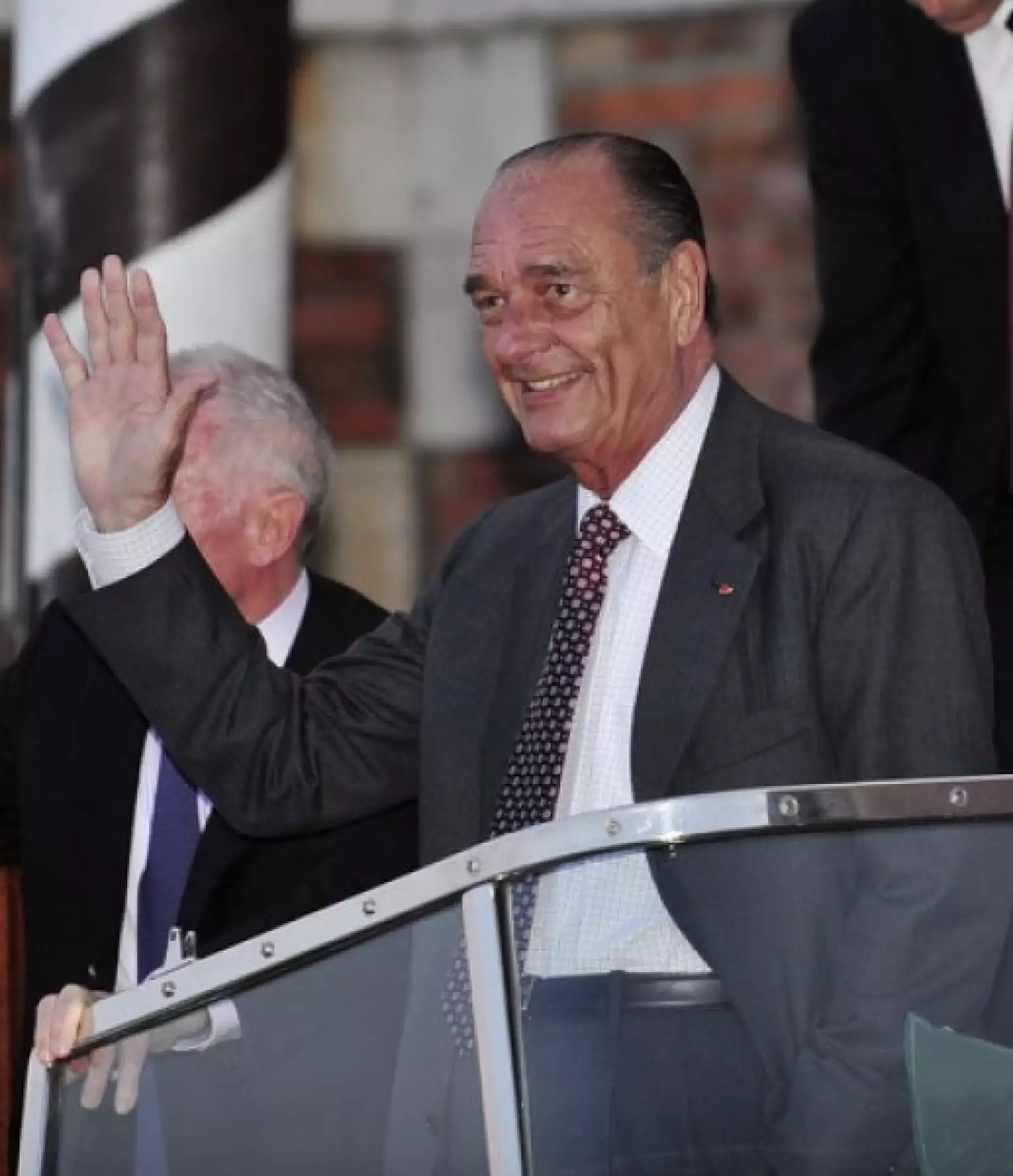 El ex presidente francés Jaques Chirac sonrió y saludó a las cámaras.