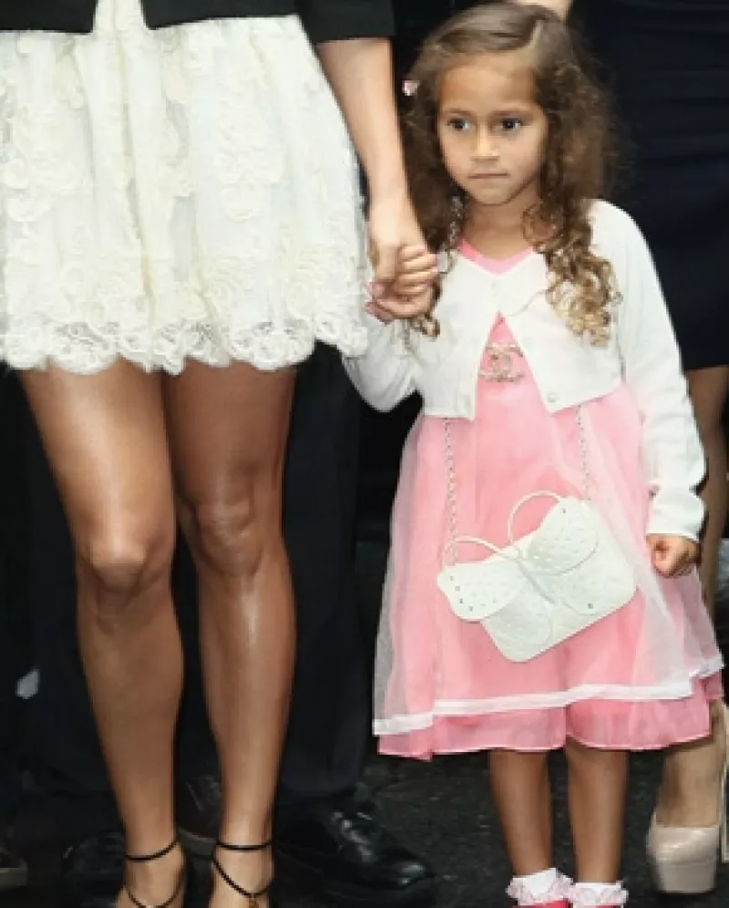 Ayer Emme, de cuatro años, sobresalió al acompañar a su mamá y a Casper Smart a la pasarela de Chanel, donde a pesar de estar en primera fila, parecía poco interesada.