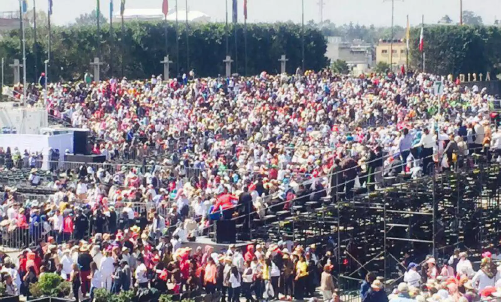 Cientos de mexicanos se congregan alrededor de la Basílica de Guadalupe para escuchar la misa de Francisco.