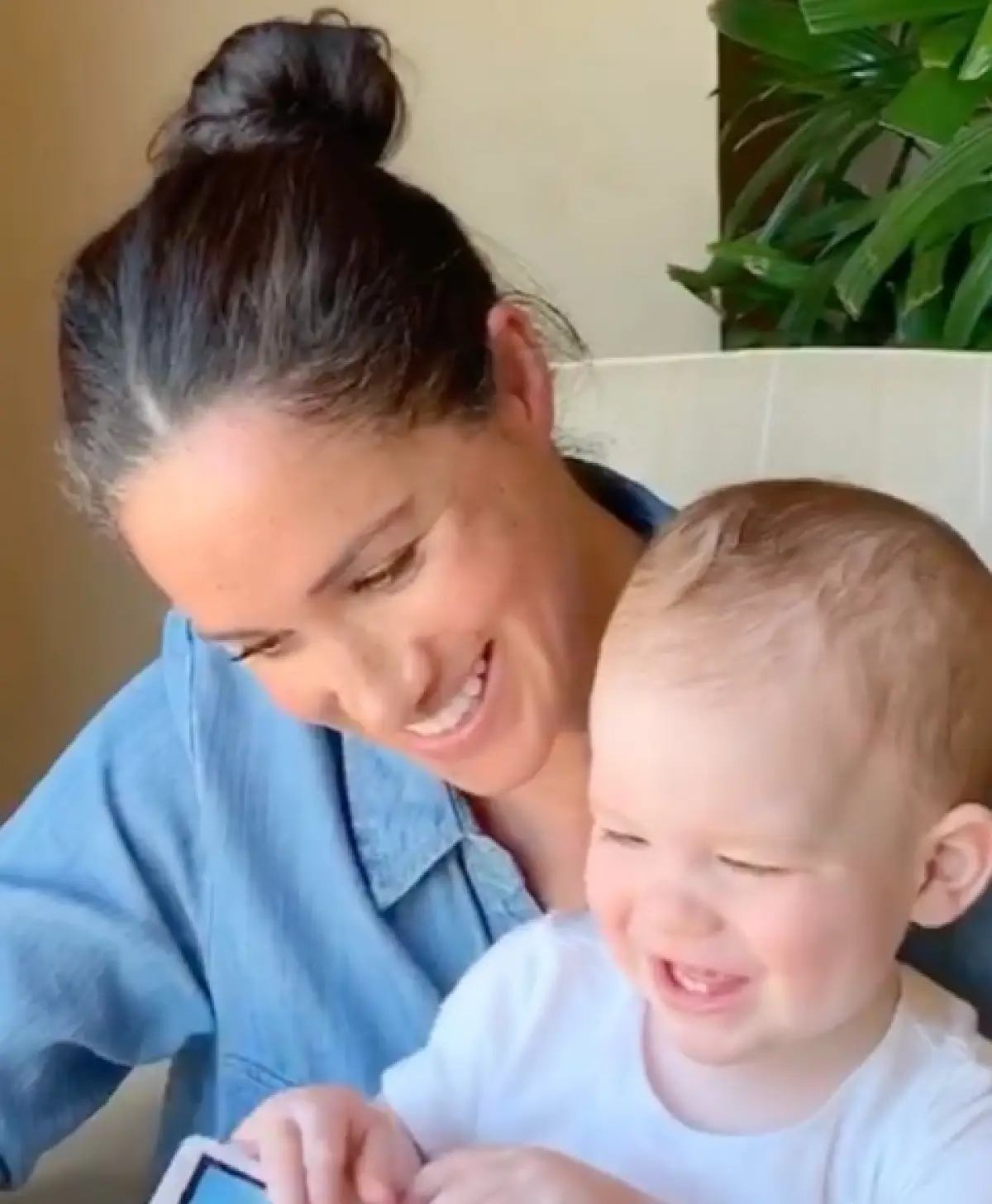 Meghan Markle y Archie Harrison.