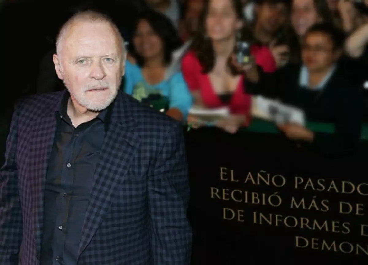 Las fans esperaron ansiosas la llegada de Hopkins, quien repartió autógrafos y besos.