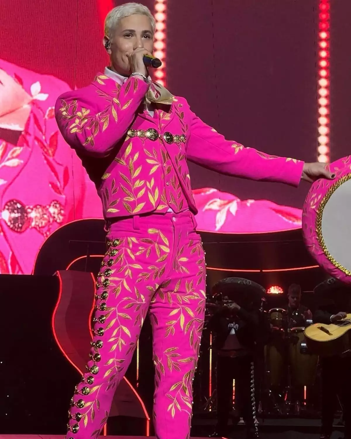 Christian Chávez se evade vuelve a usar el traje de charro rosa