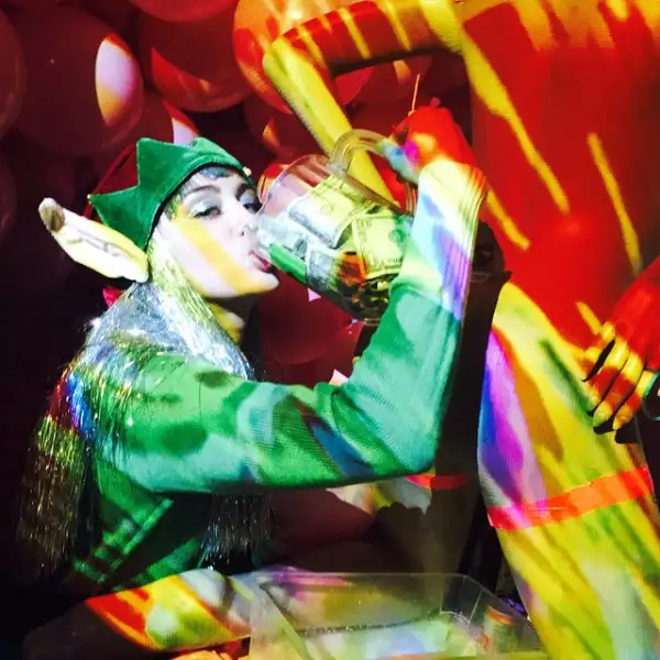 La cantante como todo un duende.