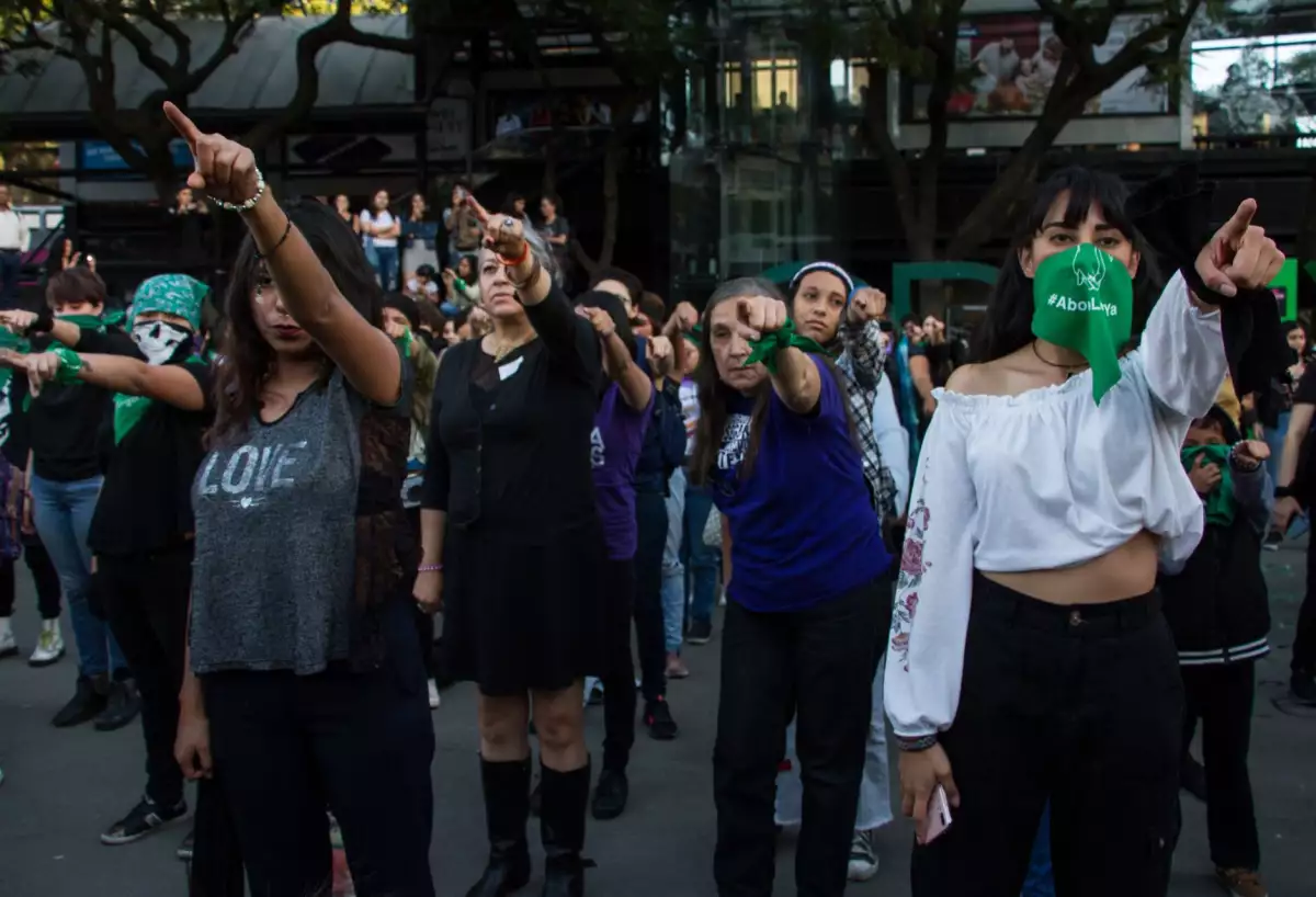 Mujeres protestas con performance contra jugadores del equipo de fútbol Las águilas del América