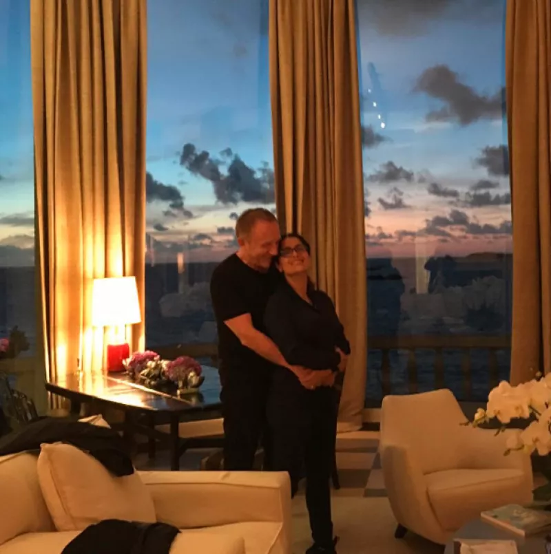La actriz hollywoodense presumió el gran amor que le tiene a François-Henri con una imagen tomada en su casa.