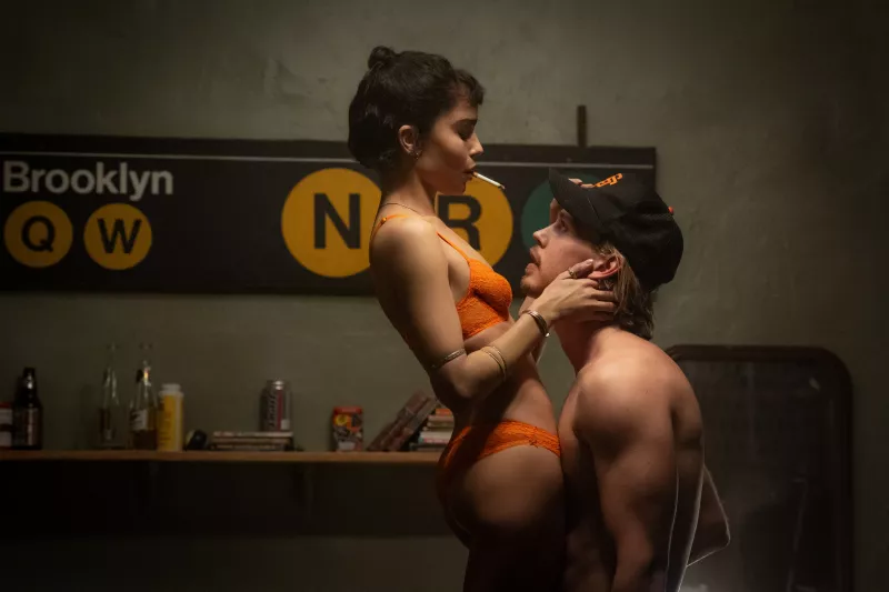 austin butler zoe kravitz atrapado robando