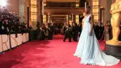 ¿Te has preguntado cómo se alistan las celebs antes de desfilar por una red carpet? Descubrimos sus secretos mejor guardados y los compartimos contigo para que tú también luzcas impactante.