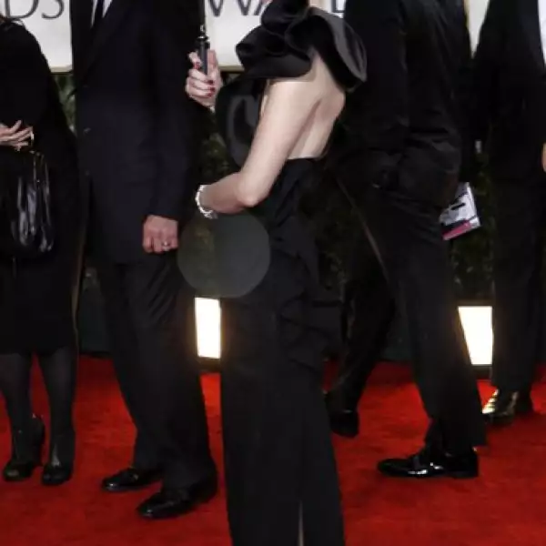 January Jones, con todo el glamour que merece una ocasión como esta. La banda negra como accesorio, un acierto.