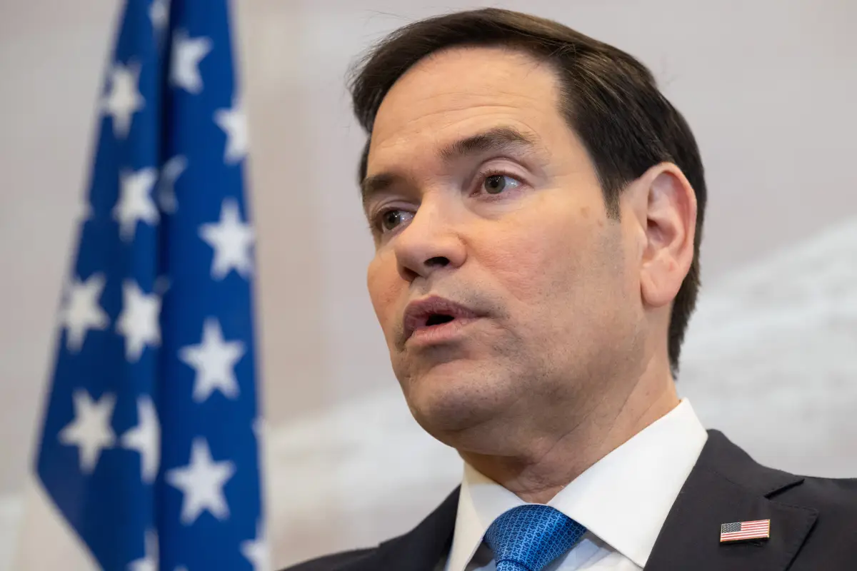 El Secretario de Estado de los Estados Unidos, Marco Rubio, habla con los medios de comunicación durante una parada de reabastecimiento de combustible en el aeropuerto de Shannon en Shannon, Irlanda, el 12 de marzo de 2025, mientras viaja desde las conversaciones con Ucrania en Arabia Saudita hasta asistir a una reunión de los Ministros de Relaciones Exteriores del G7 en Canadá.