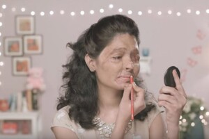 La organización hizo un makeup tutorial protagonizado por la modelo.