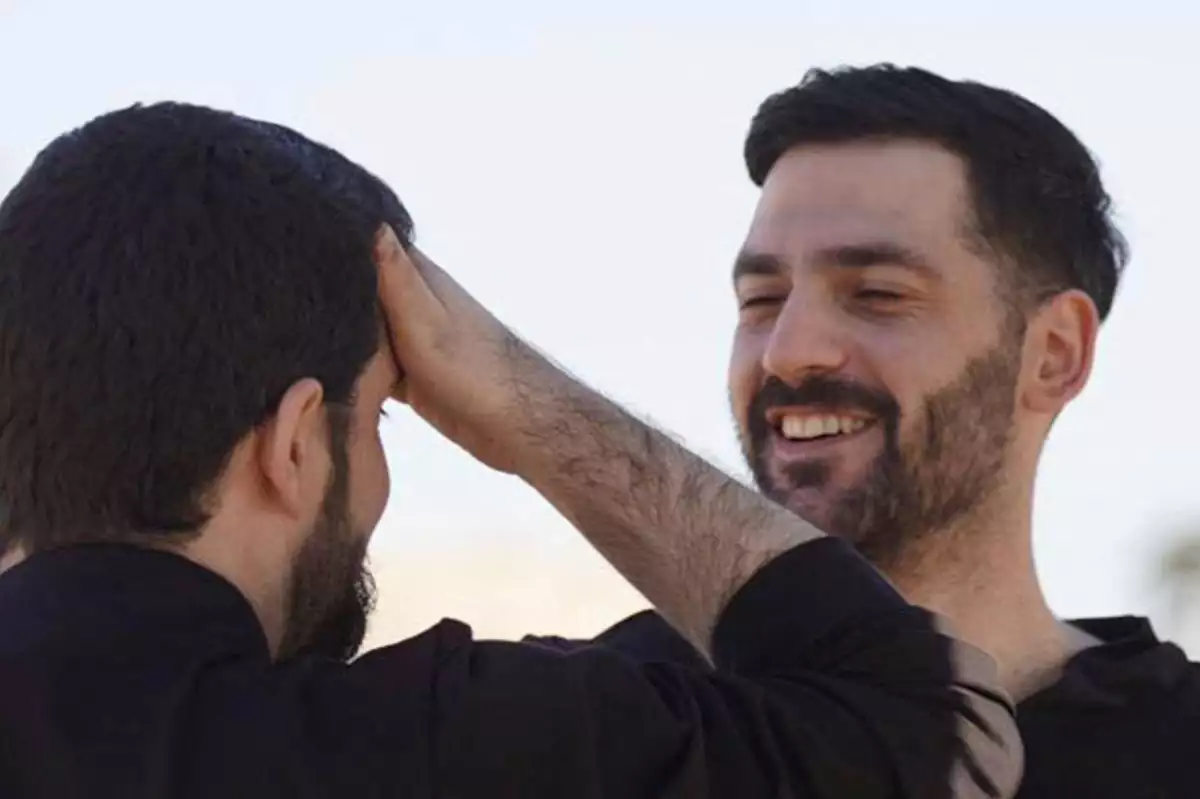 Los rehenes israelíes liberados, los gemelos Gali y Ziv Berman, detenidos en Gaza desde el ataque mortal del 7 de octubre de 2023 de Hamas, hablan entre sí después de ser liberados, como parte de un intercambio de prisioneros-rehenes y un acuerdo de alto el fuego entre Israel y Hamas, en Reim, Israel, el 13 de octubre de 2025.