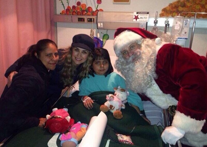 Aracely ayudó a Santa a repartir los regalos que llevaban para cada uno de los pequeños y sus familias.