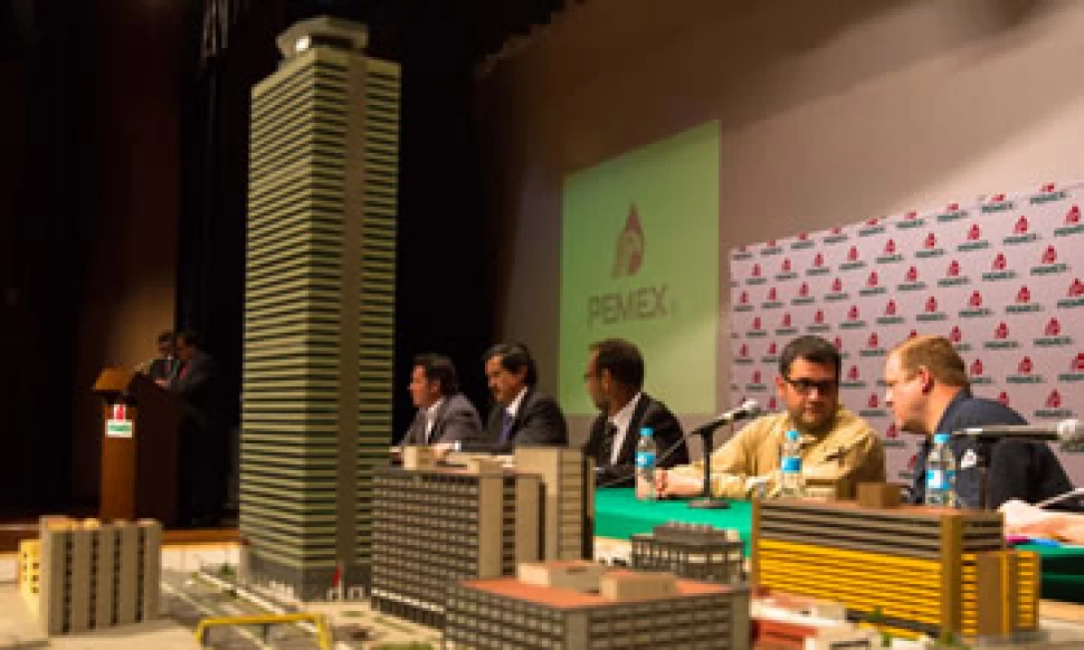 Pemex dijo que cada año gasta 100 millones de pesos en mantenimiento de sus instalaciones. (Foto: Notimex)