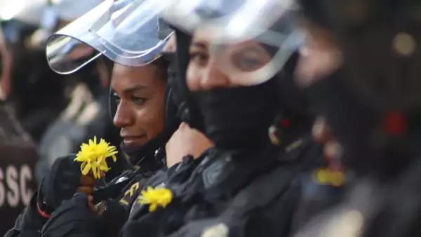 mujeres-policia-marcha-8m.jpeg