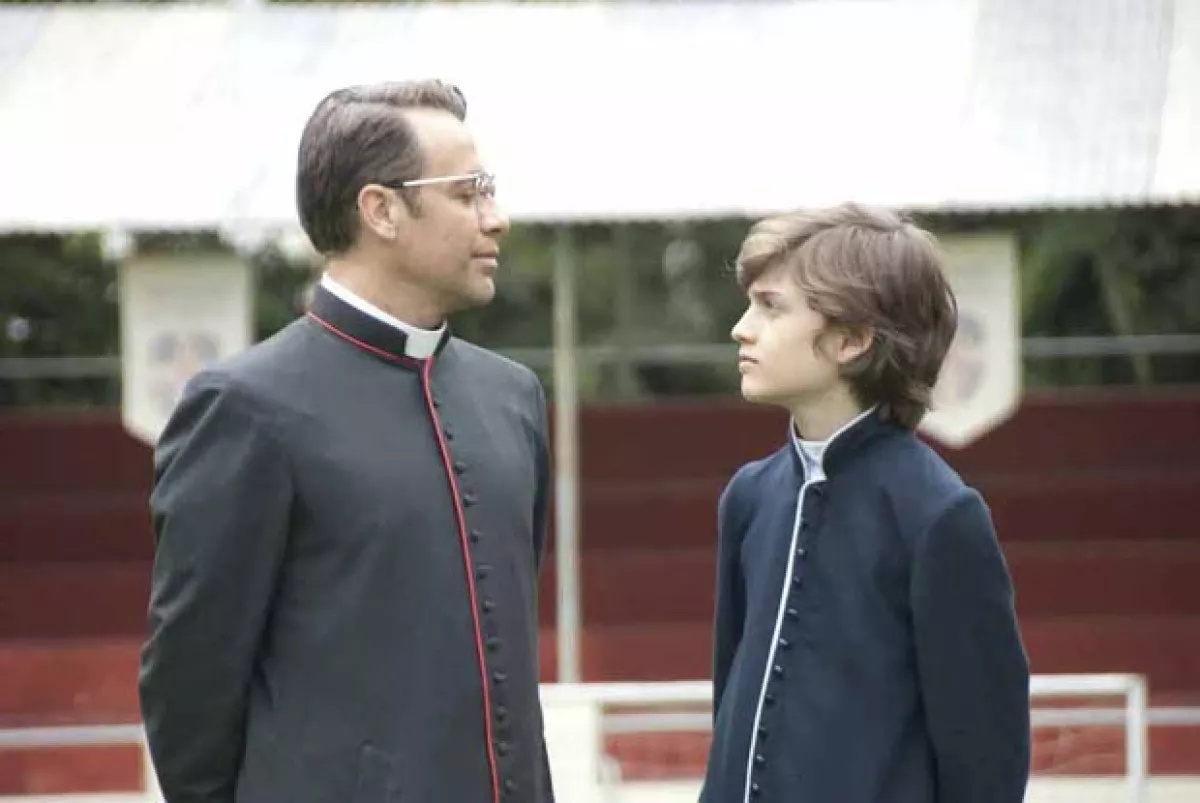Juan Manuel en una escena de Obediencia Perfecta, junto a Sebastián Aguirre, también nominado al Ariel.
